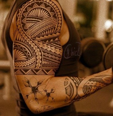  Tatouage maori, polynésien sur le haut du bras d'un homme